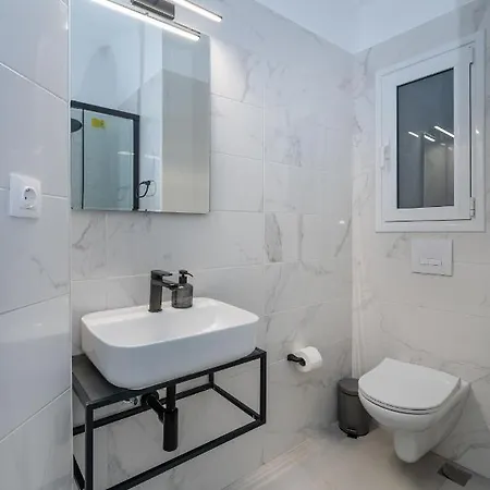 Sunny And Cozy 2bd 1 Min From Marina Floisvos