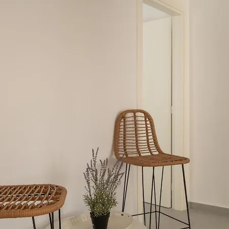 Sunny And Cozy 2bd 1 Min From Marina Floisvos