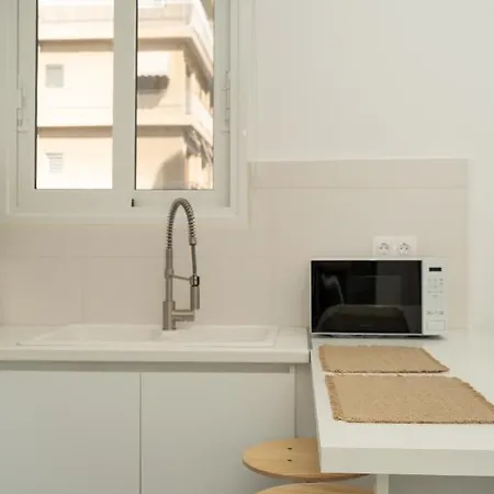 Sunny And Cozy 2bd 1 Min From Marina Floisvos *