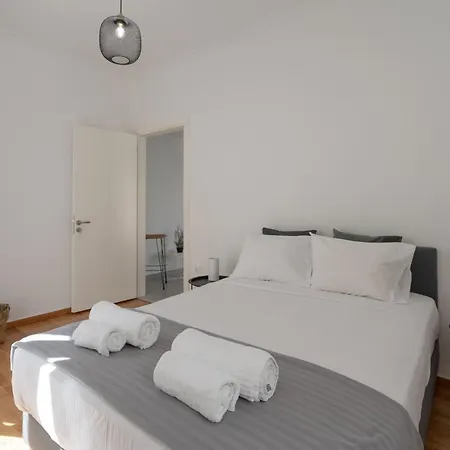 Sunny And Cozy 2bd 1 Min From Marina Floisvos
